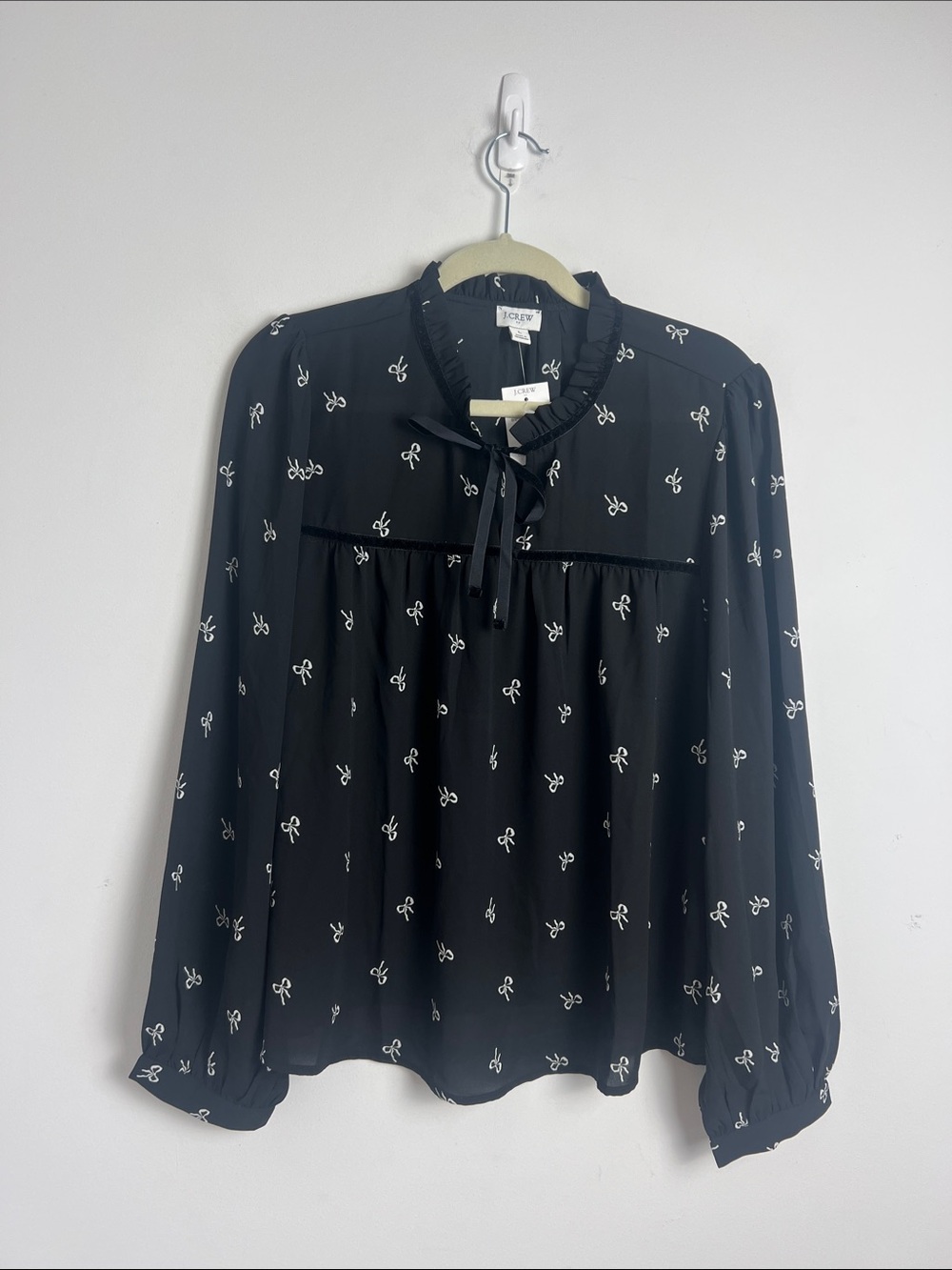NEW J. Crew Large Black White Bow-Print Ruffle Velvet Trim Tie-Neck Blouse‎ Top